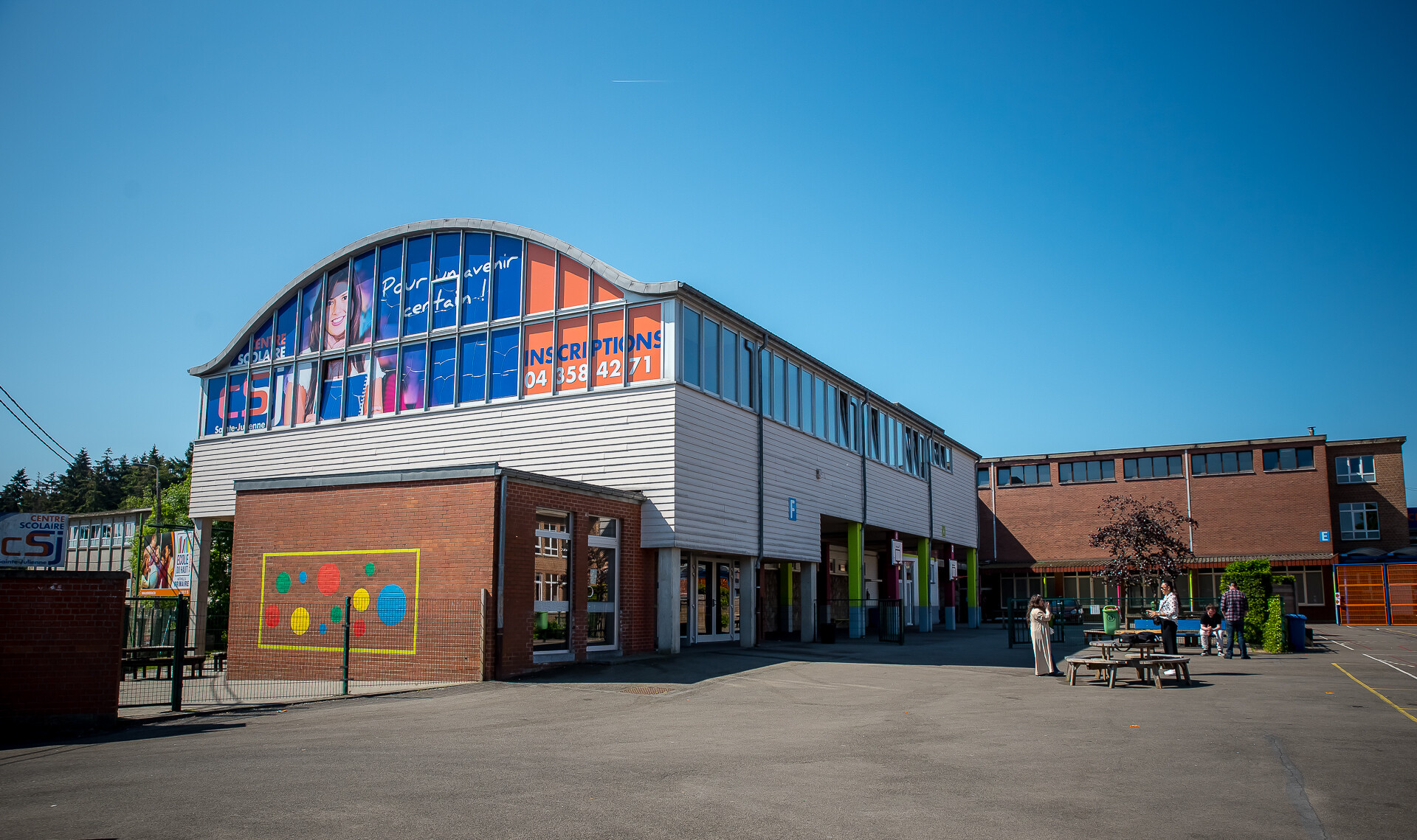 Facade de l'école Sainte-julienne avec cour